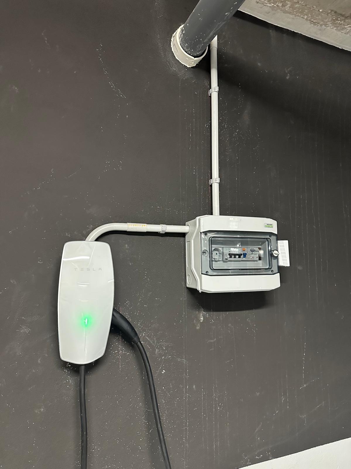 Cargador de vehículo eléctrico con protecciones