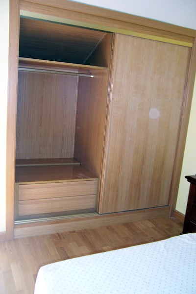 Armario en melamina de roble. Puertas correderas