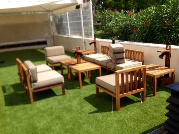 Asientos y mesillas de terraza