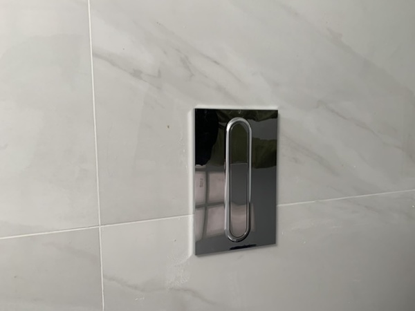 Baño con cisterna empotrada