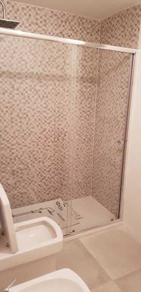Baño después de reformar con plato de ducha.