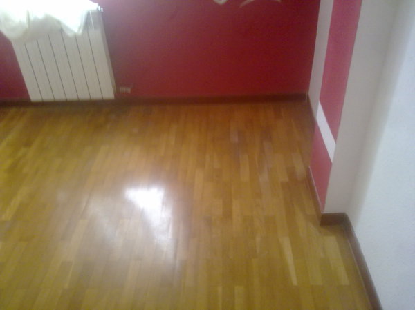 Barnizado de suelo y pintado habitación 