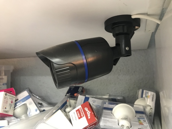 Cámara colocada en local comercial