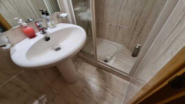 cambio plato de ducha por resina imitación pìzarra.