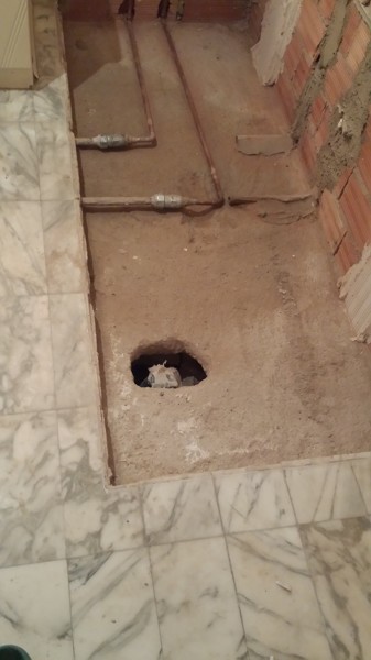 Colocación y empalme del sumidero sifónico.