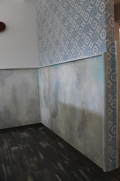 Detalle de parquet, efecto de pintura envejecido y efecto mural mosaico en pared