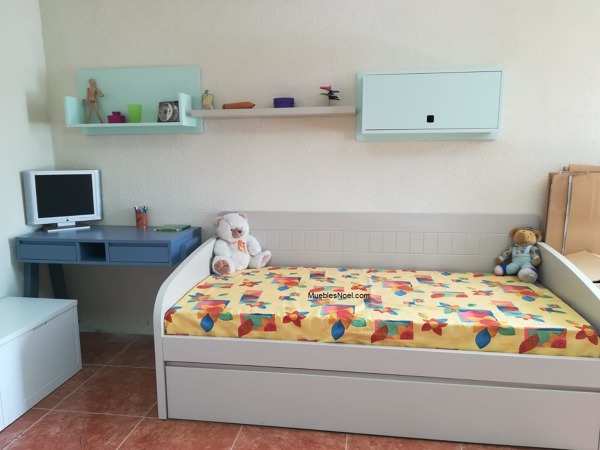 Dormitorio juvenil gris con camanido.