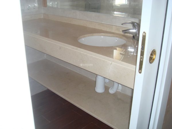 Encimera de marmol con faldon hecha a medida con hueco de lavabo  pulido 