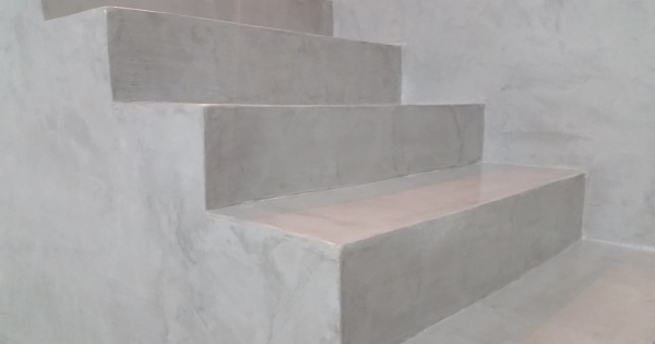 Escalera de epoxi-cemento