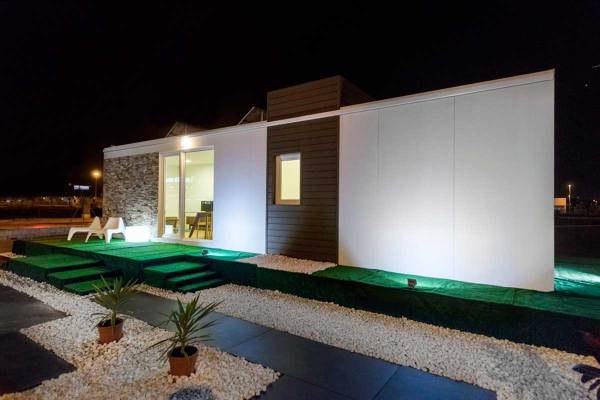 Exterior con iluminación nocturna - casa en oferta