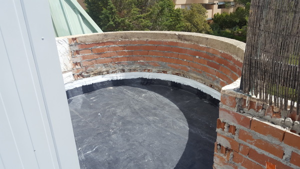 Impermeabilización de terraza con lámina de caucho (EPDM).