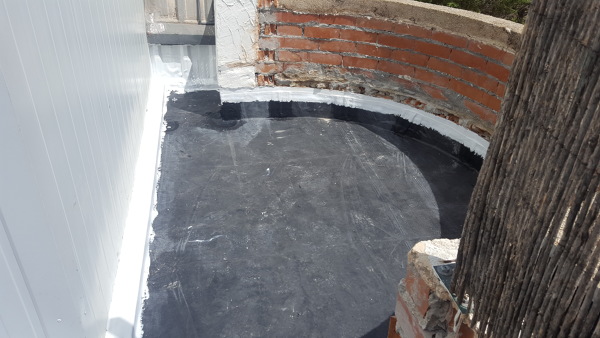 Impermeabilización de terraza con lámina de caucho (EPDM).