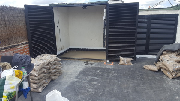 Impermeabilización de terraza con lámina de caucho (EPDM).