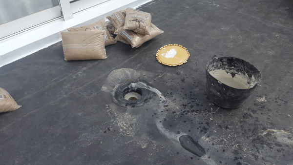 Impermeabilización de terraza con lámina de caucho (EPDM).