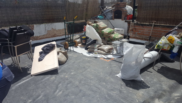 Impermeabilización de terraza con lámina de caucho (EPDM).