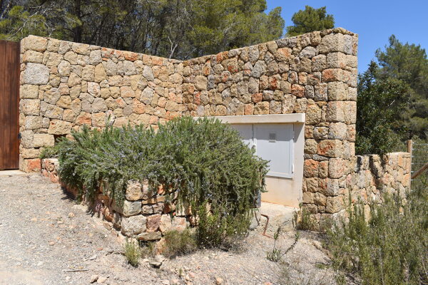 Jardinera en entrada de casa