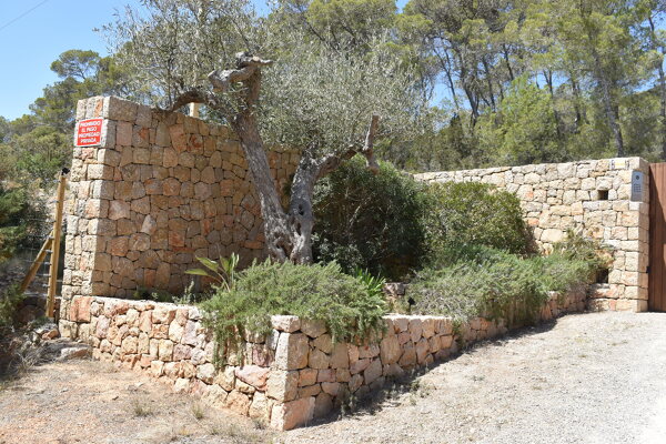Jardinera en entrada de casa