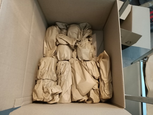 La colocación de las cosas delicadas con papel mástil