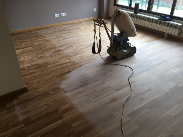 LIJADO EN AMBOS DESNTIDOS DE LA BATA DE LA MADERA 