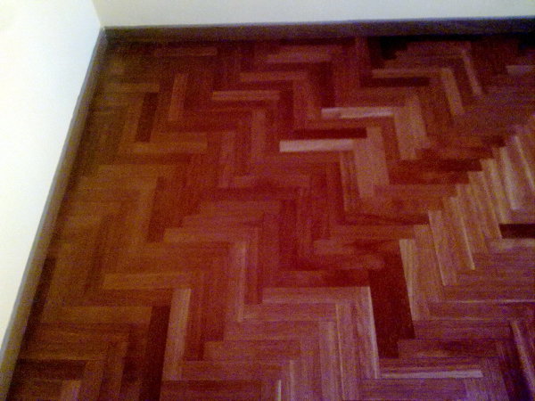 Lijado y barnizado de suelo parquet