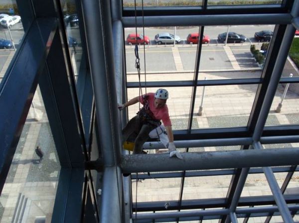 Limpieza de cristales interiores mediante trabajos verticales