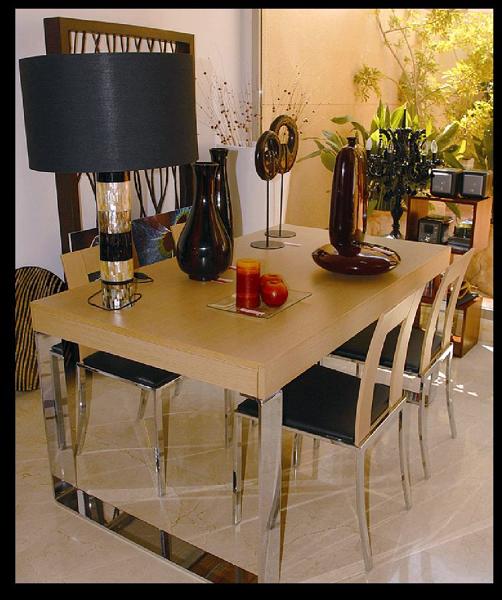 MESA COMEDOR EXTENSIBLE  + 4 SILLAS 