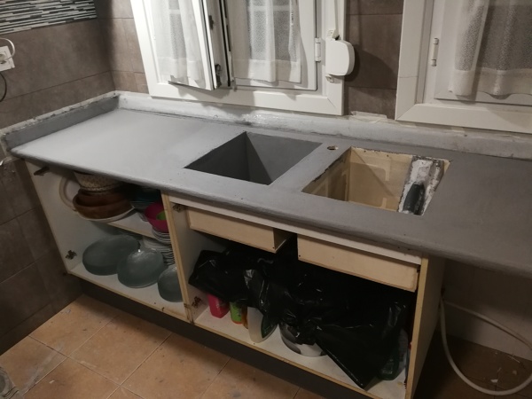 Microcemento y fregadero bajo encimera