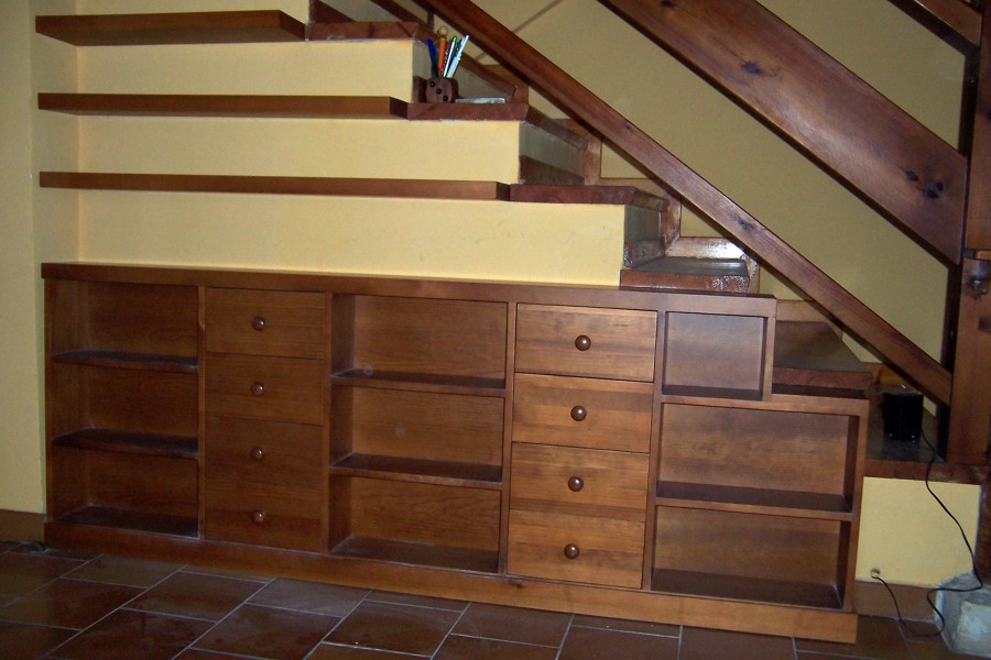 Mueble bajo escalera