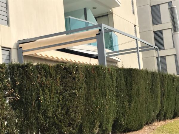 Pérgola de aluminio en gris