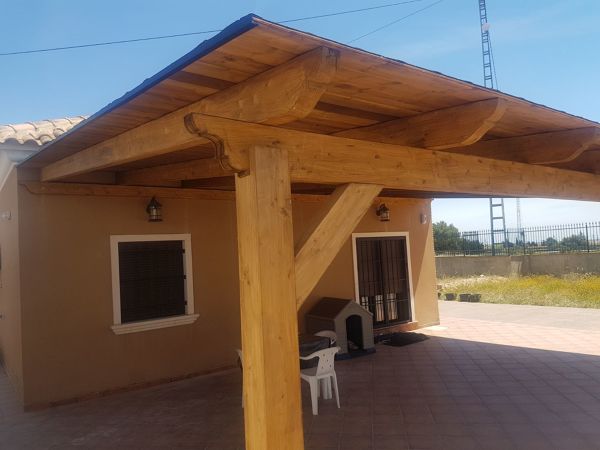 Pérgola porchada de madera
