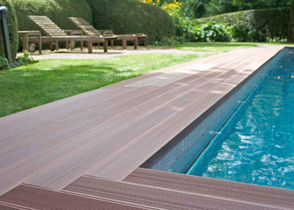 Piscina Boadilla del Monte. Zona playa imitación madera