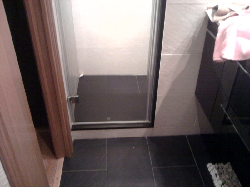 Plato ducha con con peldaño y puerta metraquilato con pollete de silestone