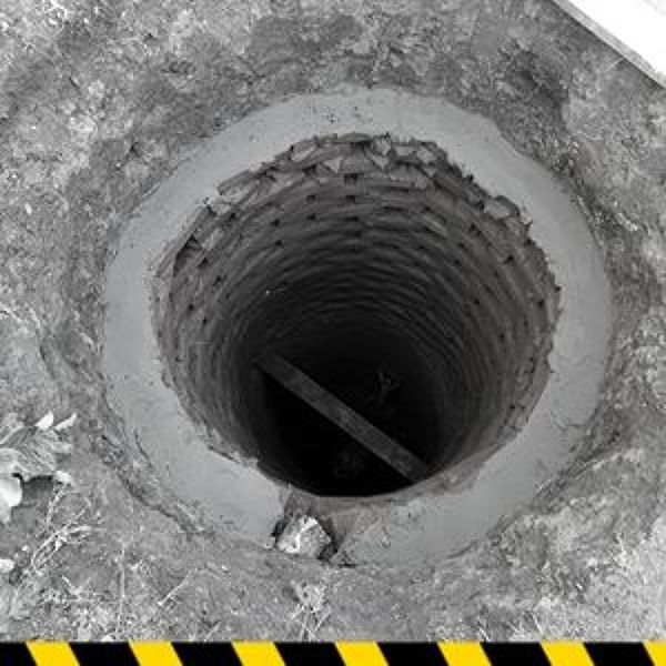 Pozos estrechos y aljibes de agua