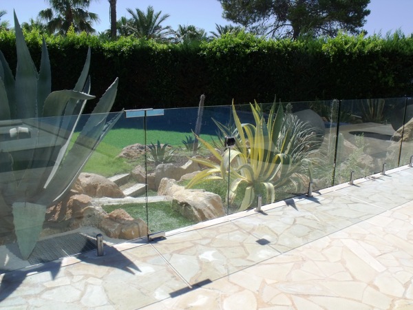 Puerta de cristal de entrada piscina con cierre de seguridad