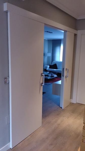 Puerta doble lacada corredera