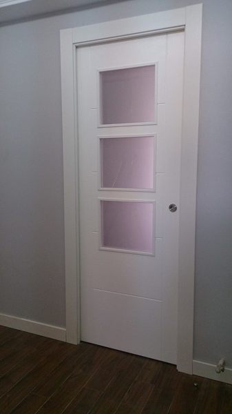 Puerta lacada vidriera corredera oculta