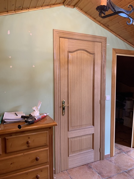 Puerta modelo provenzal con plafón moldeado