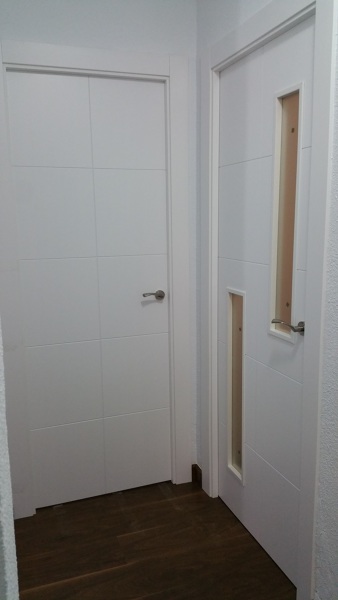 PUERTAS LACADAS BLANCAS MACIZAS CIEGA Y CRISTALERA MOD U-VT10