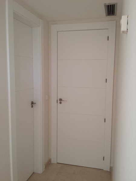PUERTAS LACADAS BLANCAS MACIZAS MOD P8 STRIPES