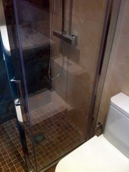 reforma de baños pequeños, plato de ducha de obra