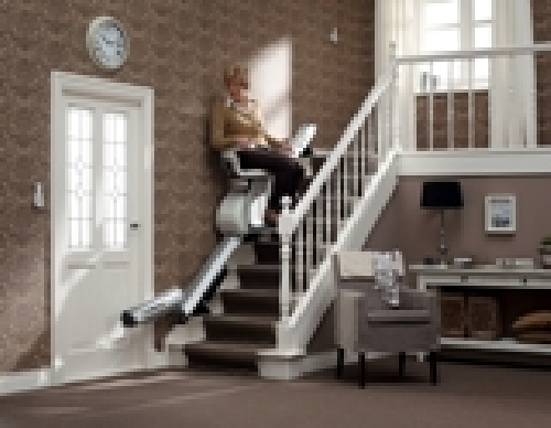 Silla salvaescaleras con raíl abatible.