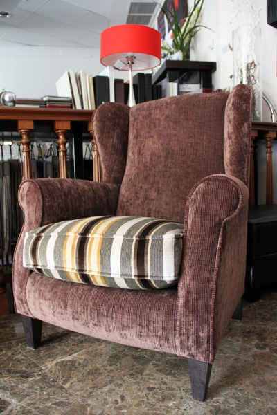 Sillón orejero con escabel con un 15% de descuento.