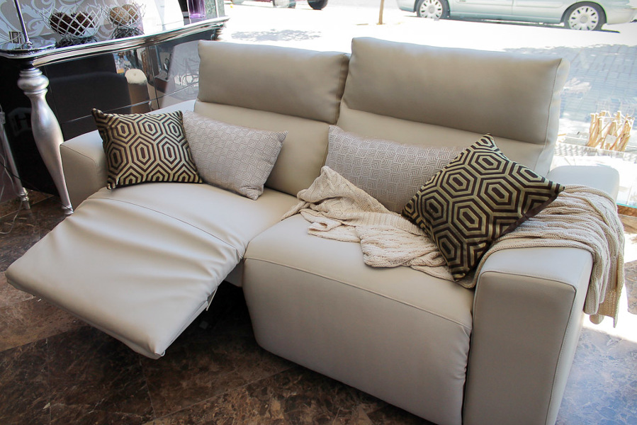 Sofá relax polipiel con un 25% de descuento.