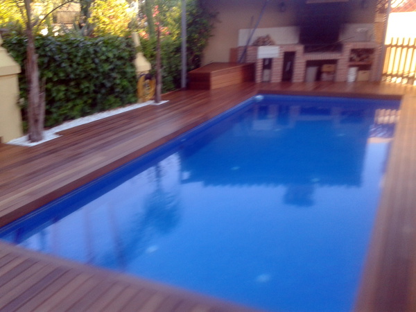 tarima ipe en piscina