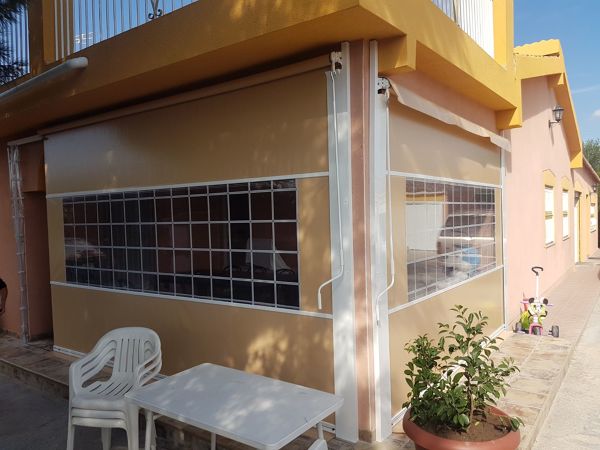 Telón de toldo para cerramiento con ventanas de cuadros