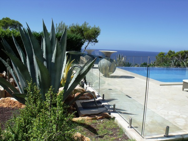Valldo de piscina con cristal de 12 mm en Ibiza