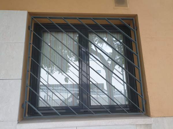 Ventana de rejas inclinada