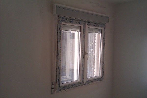 Ventana PVC oscilobatiente con persiana