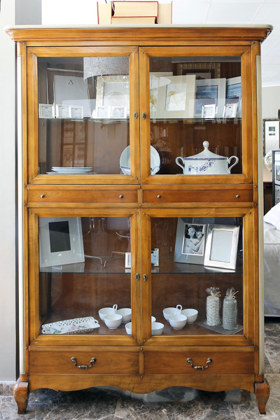 Vitrina de cerezo macizo Blanch Heritage con un 25% de descuento.
