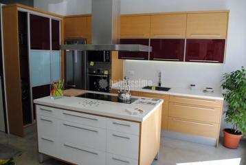 Cocina rechapada combinada con lacado blanco satinado 2000 € 